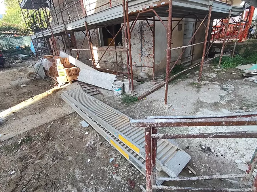 Immagine 5 di Villa in vendita  a Lucca