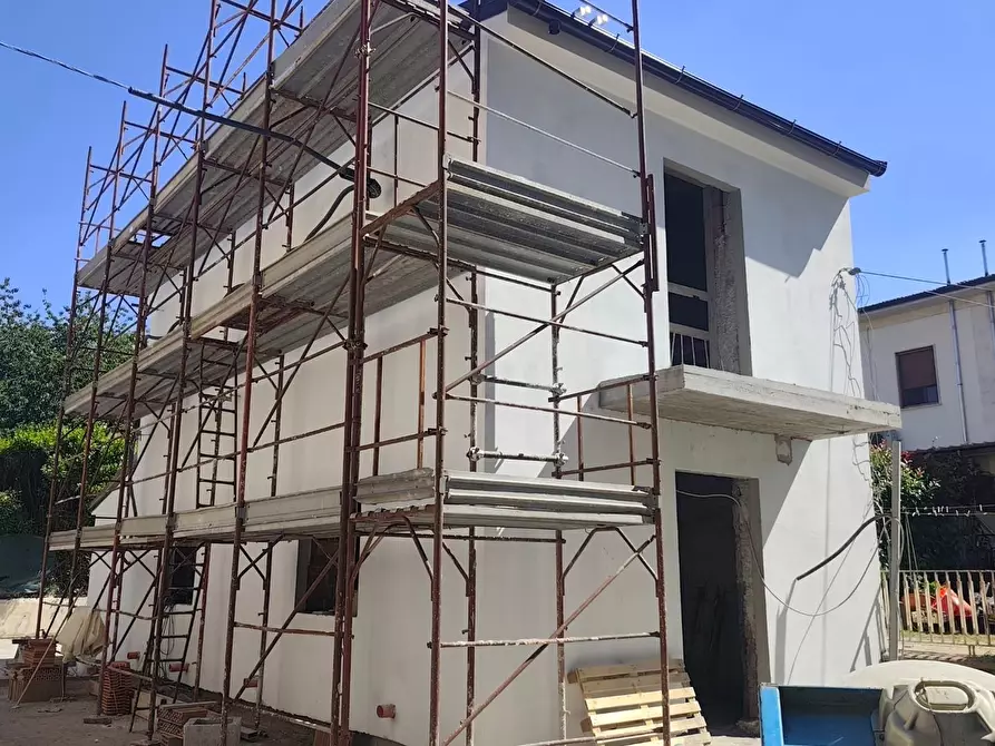 Immagine 12 di Villa in vendita  a Lucca