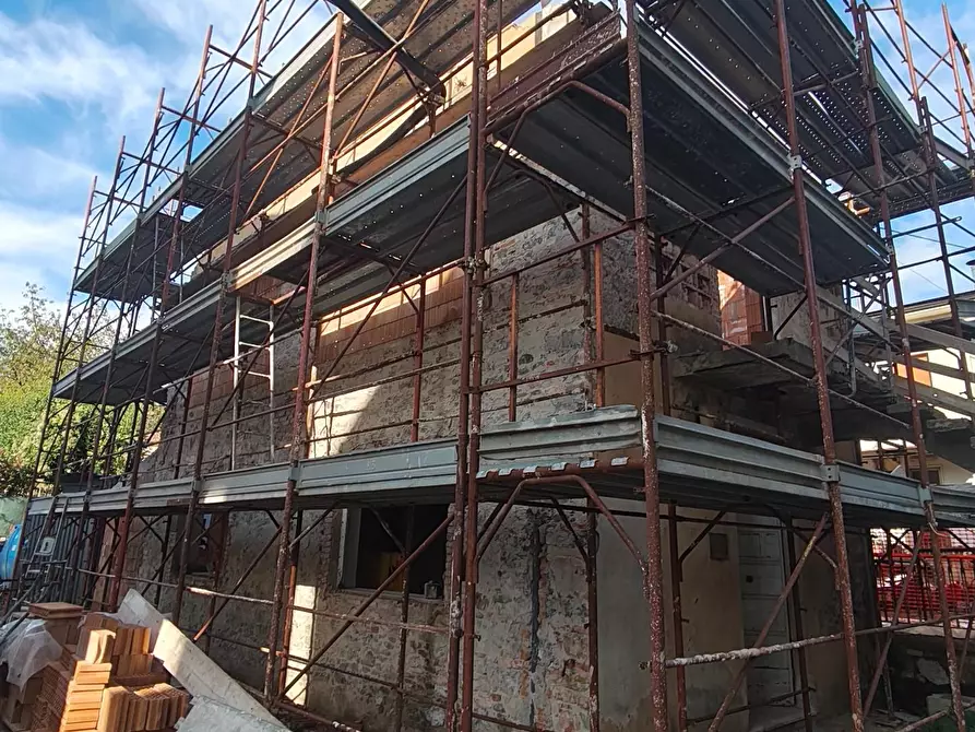 Immagine 3 di Villa in vendita  a Lucca