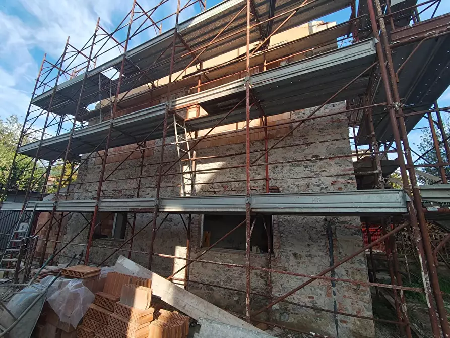 Immagine 2 di Villa in vendita  a Lucca