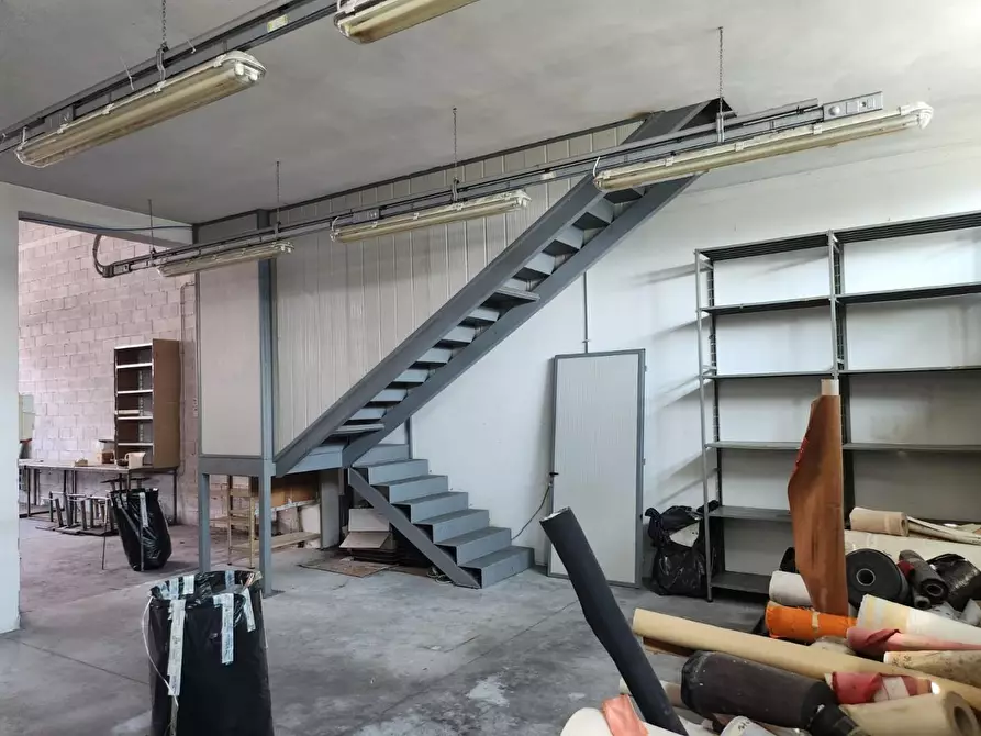 Immagine 10 di Attività artigianale in vendita  a Capannori