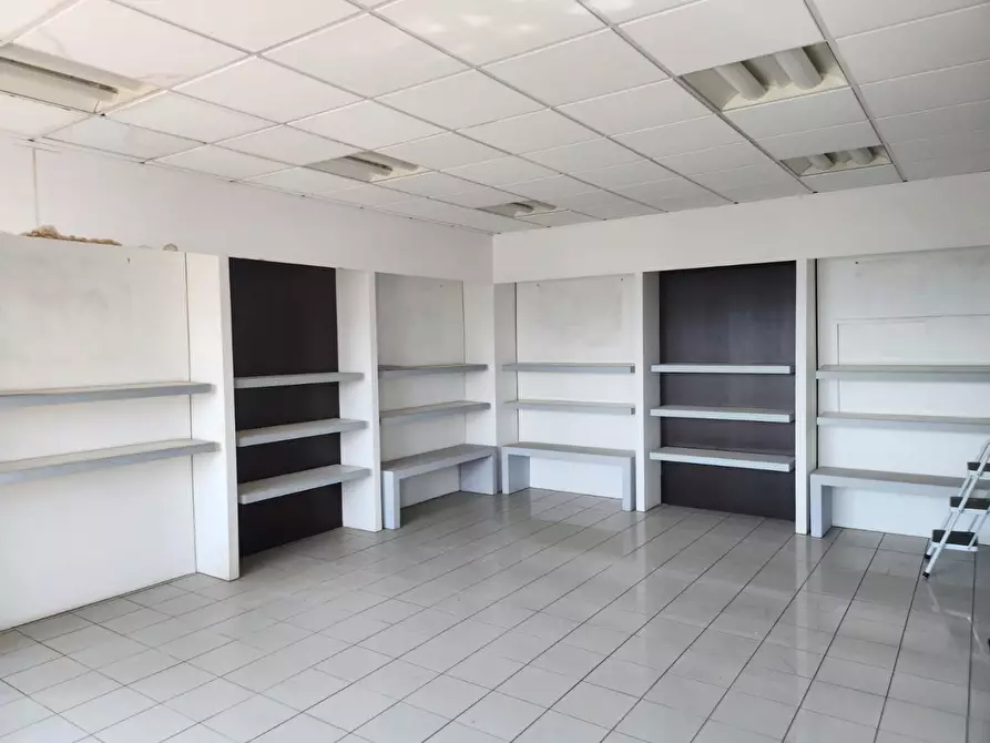 Immagine 21 di Attività artigianale in vendita  a Capannori