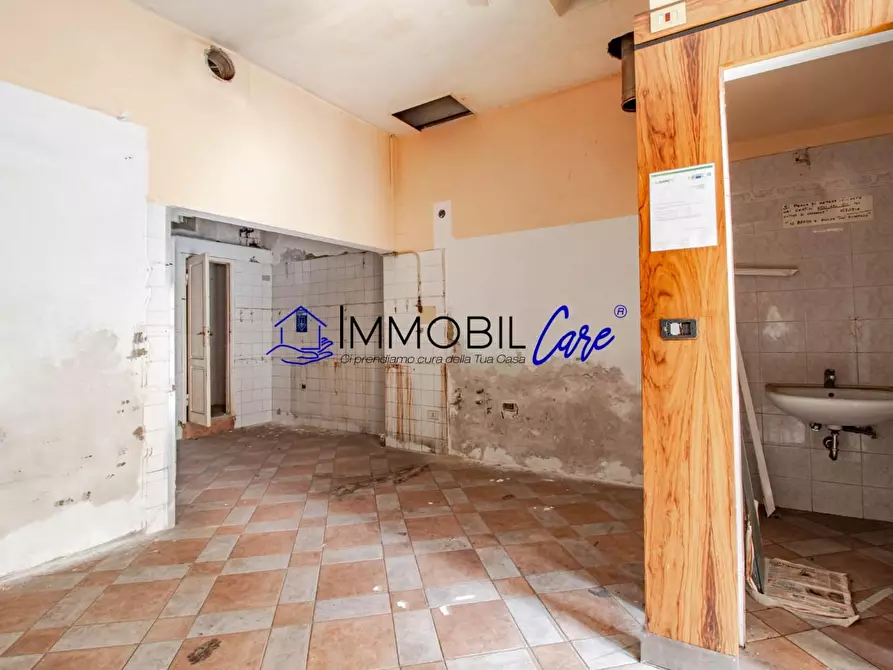 Immagine 3 di Locale commerciale in affitto  a Livorno