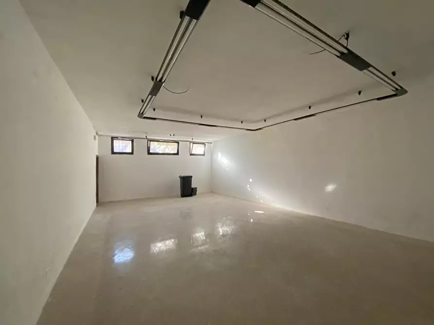 Immagine 7 di Locale commerciale in affitto  a Cascina