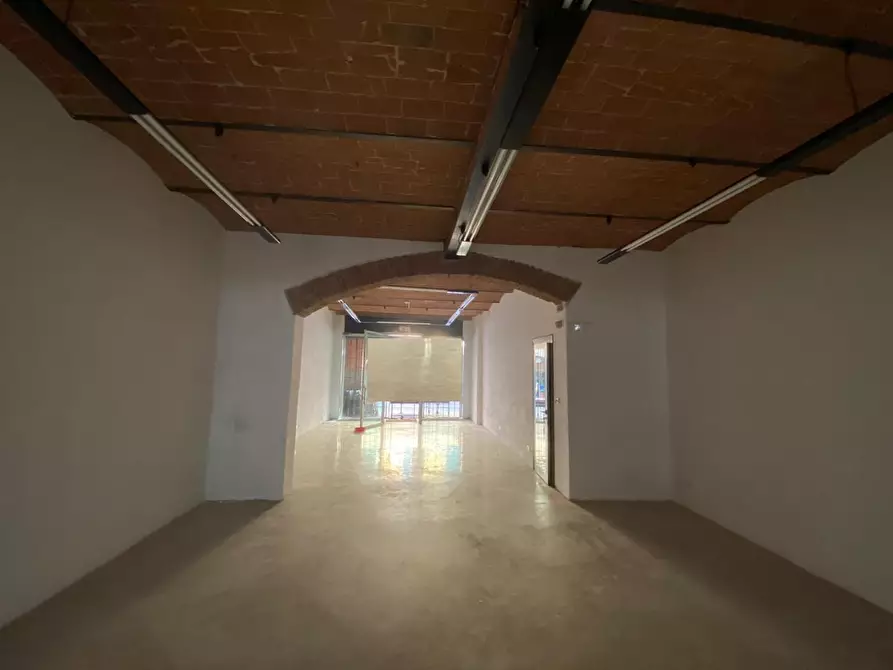 Immagine 3 di Locale commerciale in affitto  a Cascina