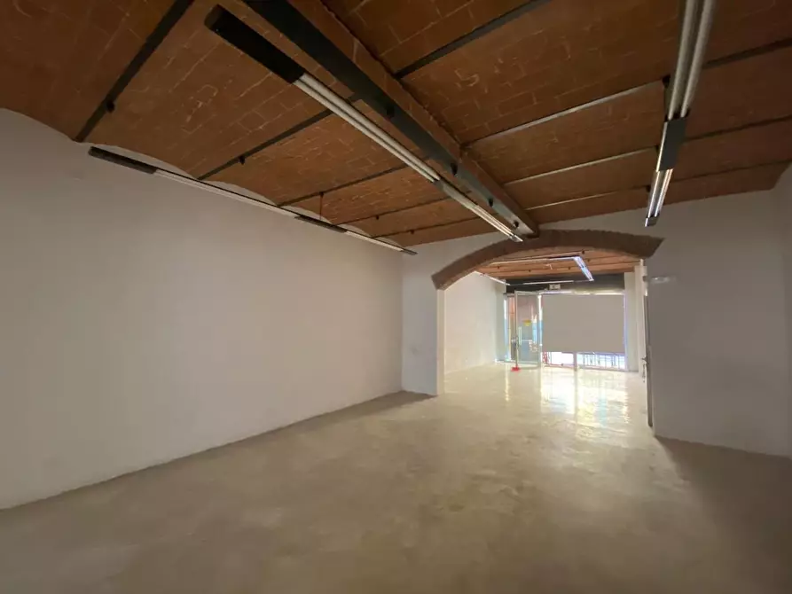 Immagine 1 di Locale commerciale in affitto  a Cascina