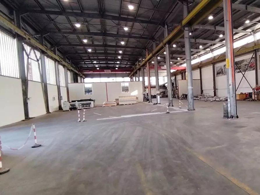 Immagine 4 di Attività artigianale in affitto  a Massa