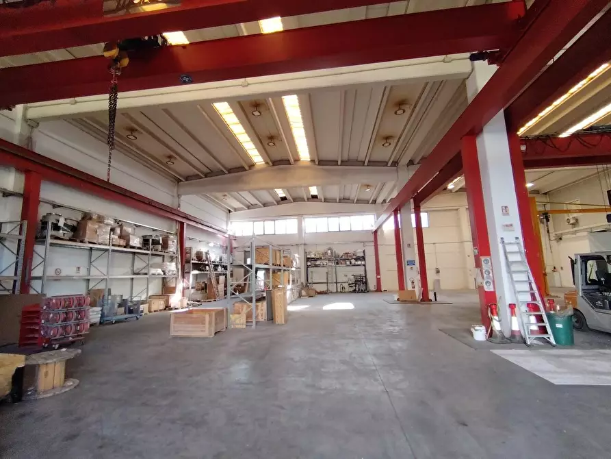 Immagine 1 di Attività artigianale in affitto  a Massa