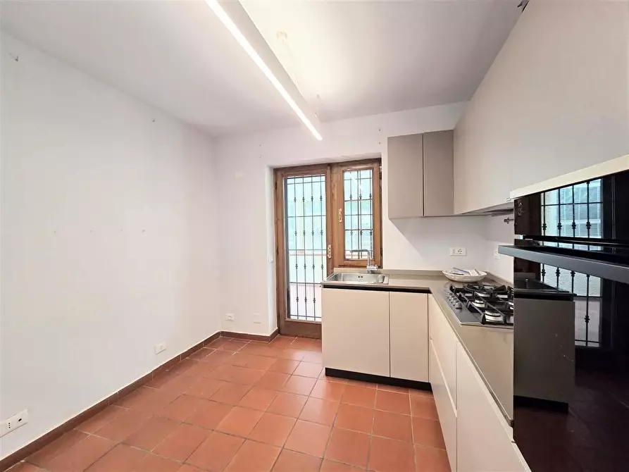Immagine 21 di Villa in vendita  a Massa