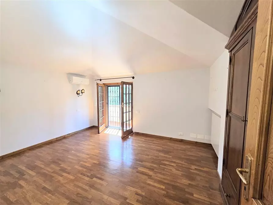 Immagine 29 di Villa in vendita  a Massa