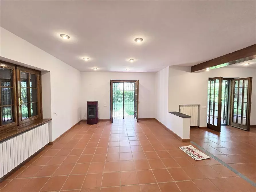 Immagine 15 di Villa in vendita  a Massa