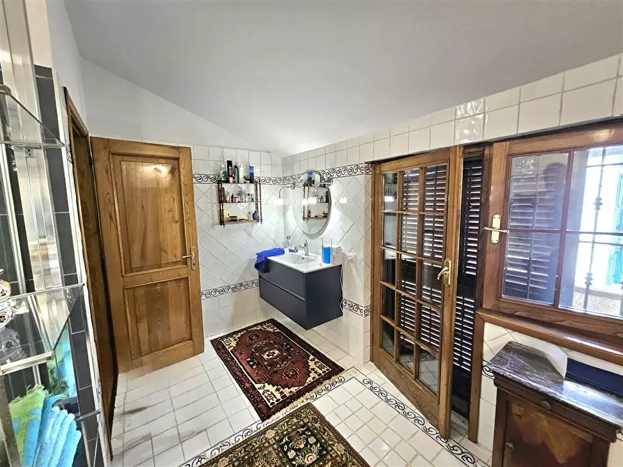 Immagine 20 di Villa in vendita  a Massa