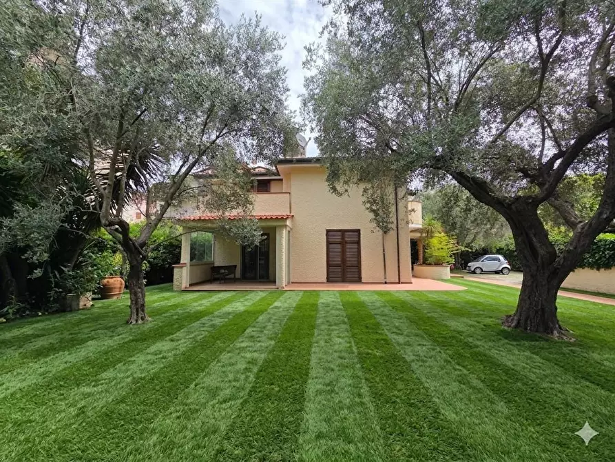 Immagine 12 di Villa in vendita  a Massa