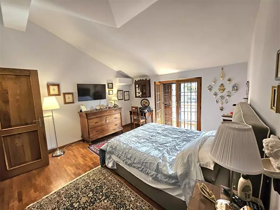 Immagine 25 di Villa in vendita  a Massa