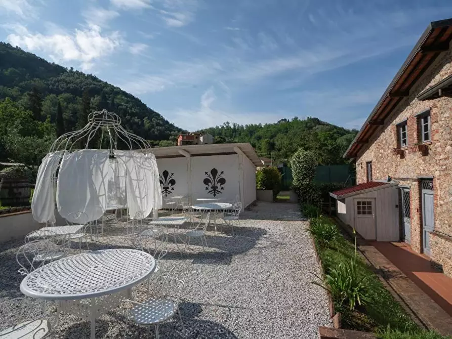 Immagine 4 di Attività commerciale in vendita  a Camaiore