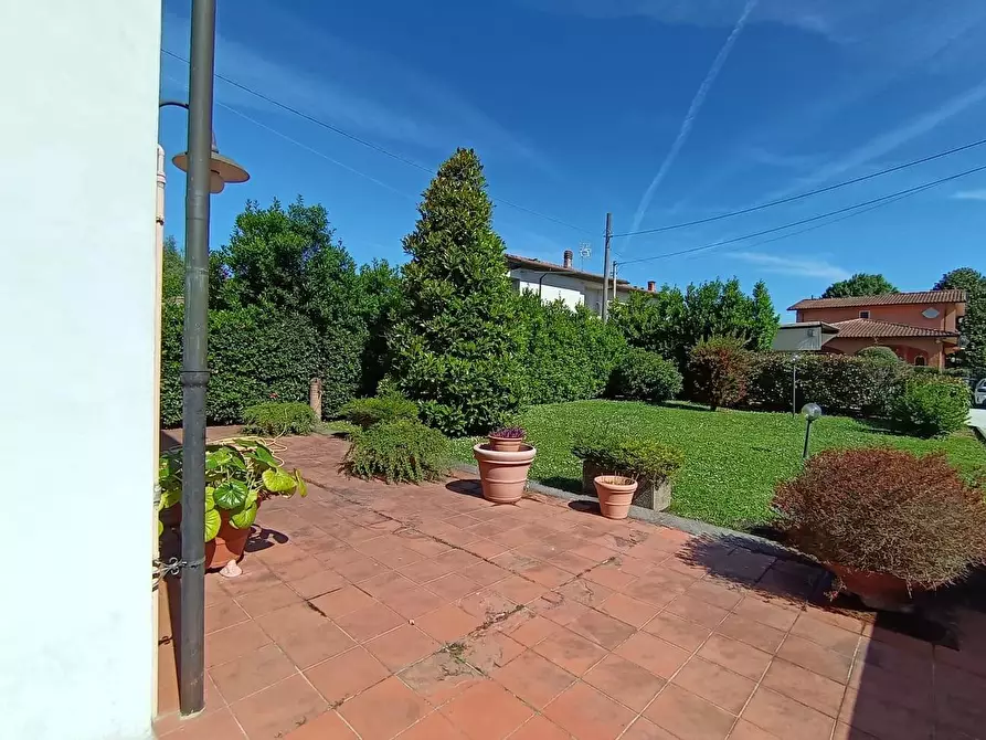 Immagine 7 di Villa in vendita  a Lucca