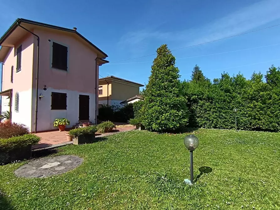 Immagine 6 di Villa in vendita  a Lucca