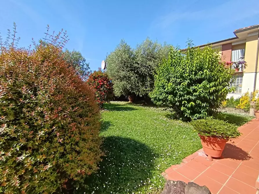 Immagine 4 di Villa in vendita  a Lucca