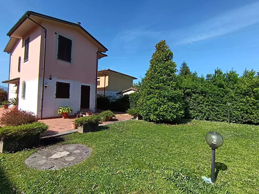 Immagine 8 di Villa in vendita  a Lucca