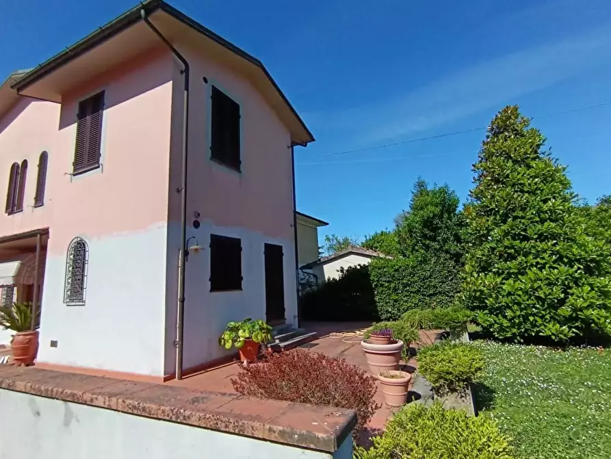 Immagine 5 di Villa in vendita  a Lucca