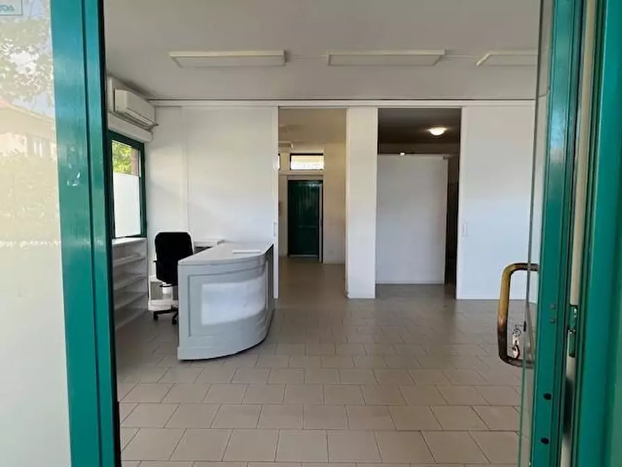 Immagine 2 di Locale commerciale in vendita  a Massa