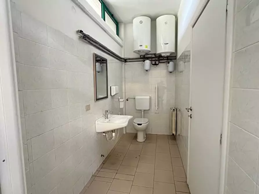 Immagine 8 di Locale commerciale in vendita  a Massa