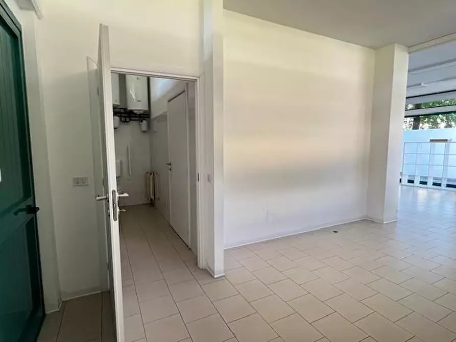 Immagine 7 di Locale commerciale in vendita  a Massa