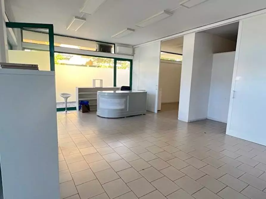 Immagine 4 di Locale commerciale in vendita  a Massa