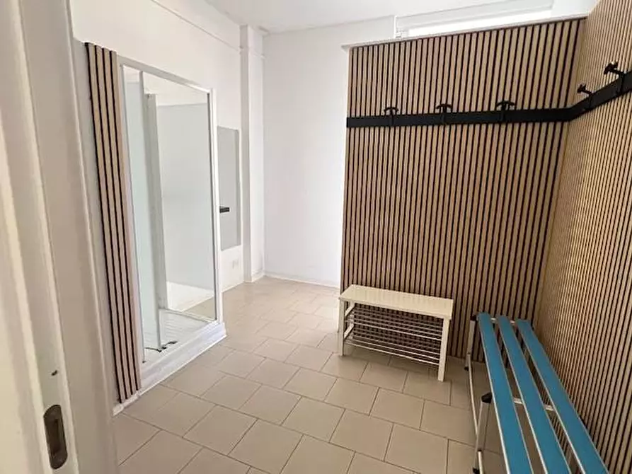 Immagine 10 di Locale commerciale in vendita  a Massa