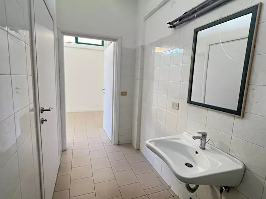 Immagine 9 di Locale commerciale in vendita  a Massa