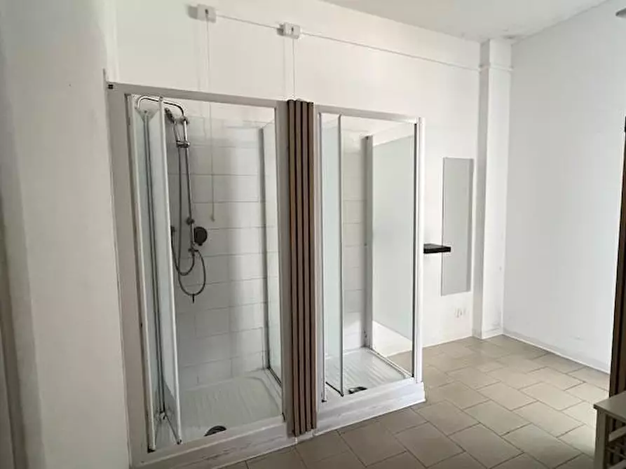 Immagine 12 di Locale commerciale in vendita  a Massa