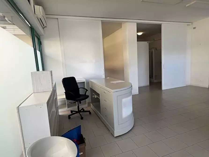 Immagine 1 di Locale commerciale in vendita  a Massa