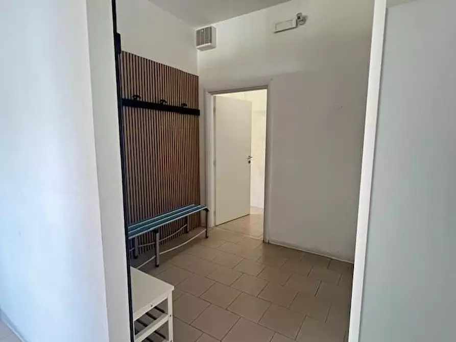 Immagine 11 di Locale commerciale in vendita  a Massa