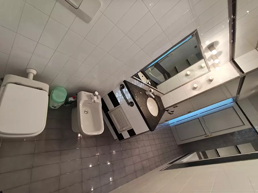 Immagine 31 di Appartamento in vendita  a Lucca