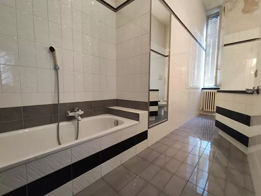 Immagine 33 di Appartamento in vendita  a Lucca