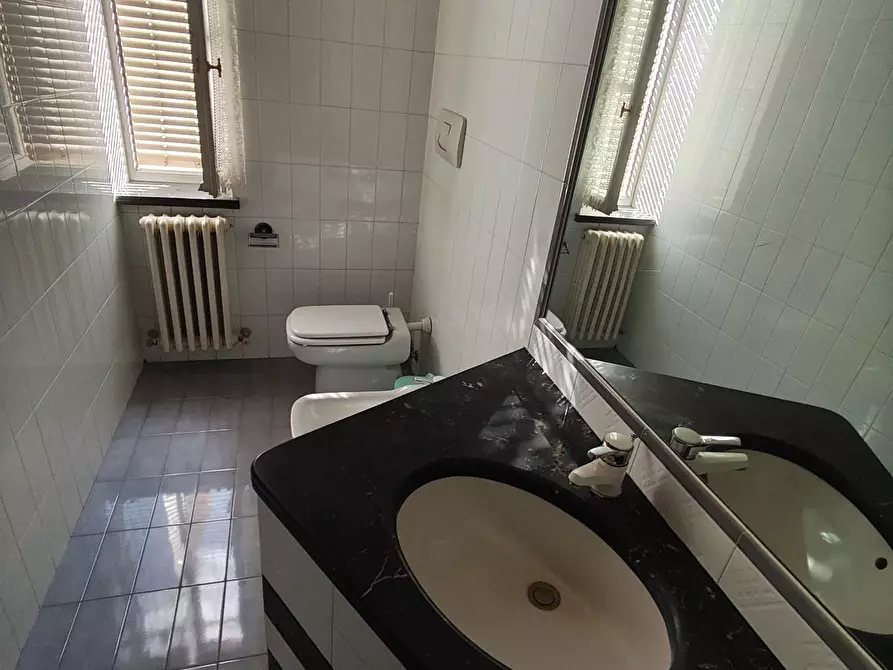 Immagine 15 di Appartamento in vendita  a Lucca