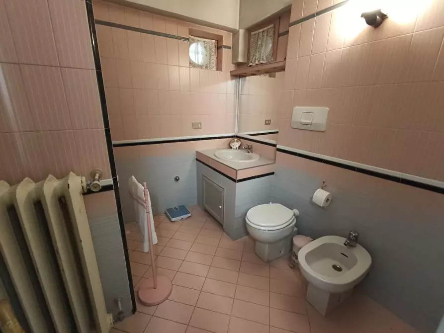 Immagine 21 di Appartamento in vendita  a Lucca