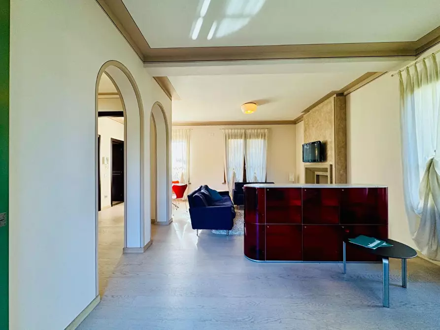 Immagine 2 di Villa in vendita  a Pietrasanta