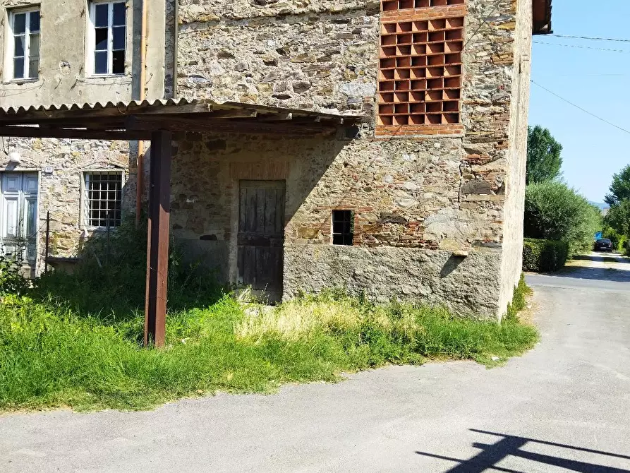 Immagine 3 di Magazzino in vendita  a Lucca