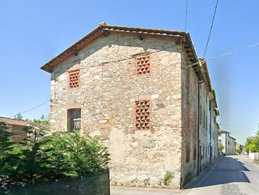 Immagine 2 di Magazzino in vendita  a Lucca