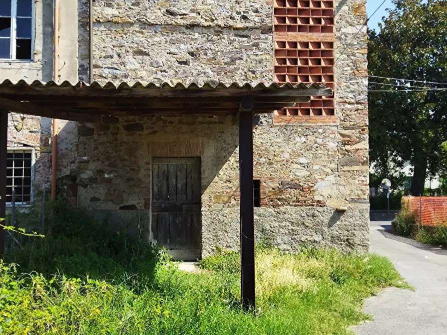 Immagine 1 di Magazzino in vendita  a Lucca