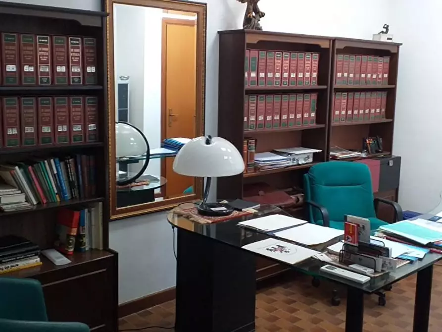 Immagine 1 di Ufficio in affitto  a Massa