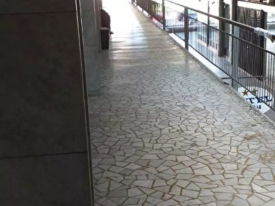 Immagine 9 di Ufficio in affitto  a Massa