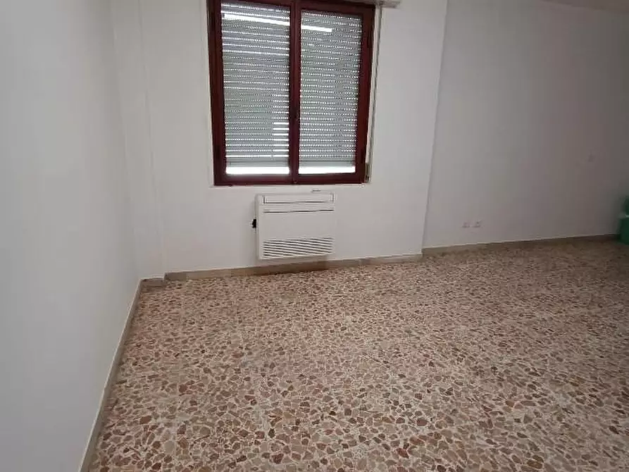 Immagine 3 di Ufficio in vendita  a Massa