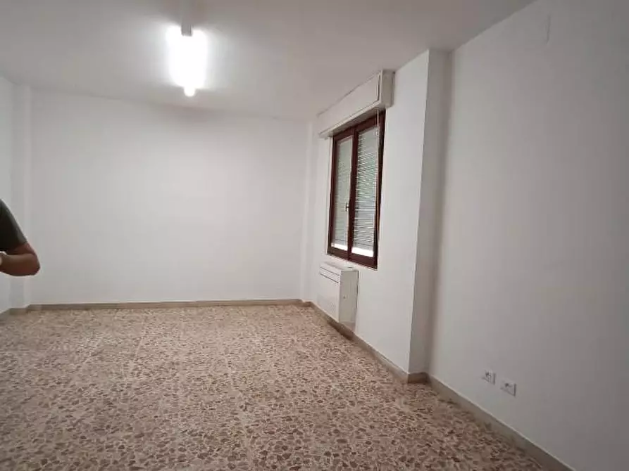 Immagine 2 di Ufficio in vendita  a Massa