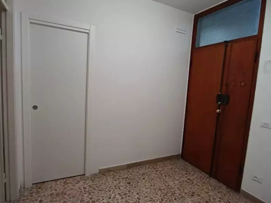 Immagine 5 di Ufficio in vendita  a Massa