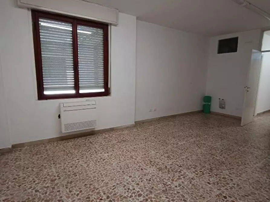 Immagine 1 di Ufficio in vendita  a Massa