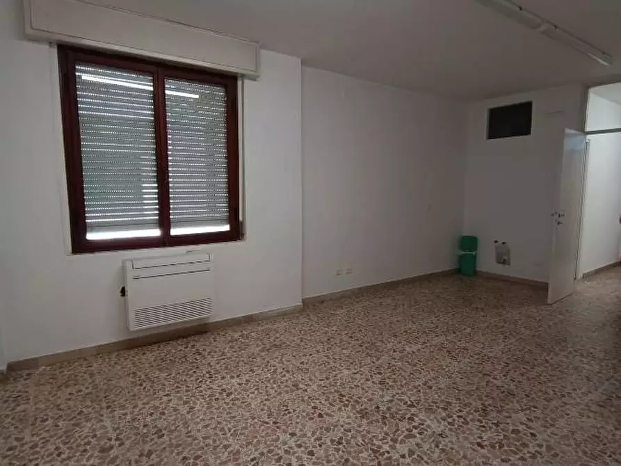 Immagine 4 di Ufficio in vendita  a Massa