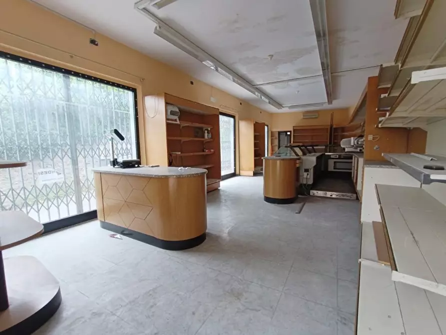 Immagine 2 di Locale commerciale in vendita  a Massa