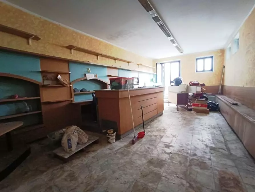 Immagine 6 di Locale commerciale in vendita  a Massa